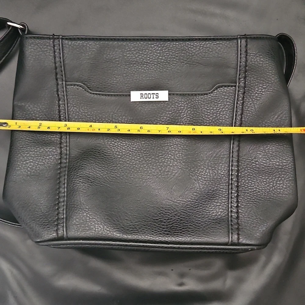Roots 100%Black Pebbled Leather Adjustable Strap Crossbody Stainless HardwareBag - Picture 9 of 10